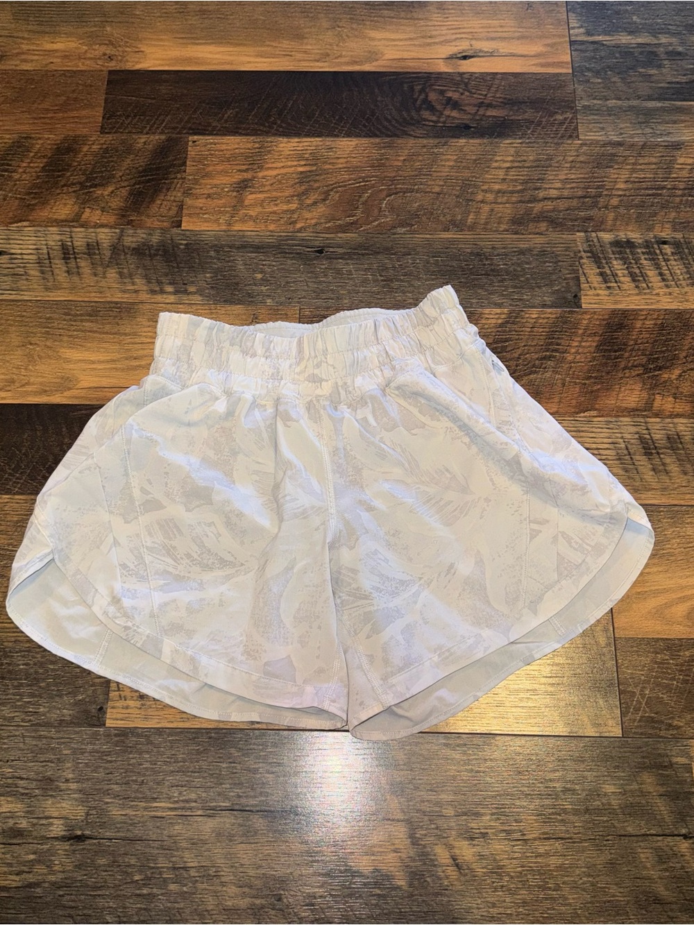 lululemon athletica Light Gray and White Floral-Print Women’s Hotty Hot Shorts